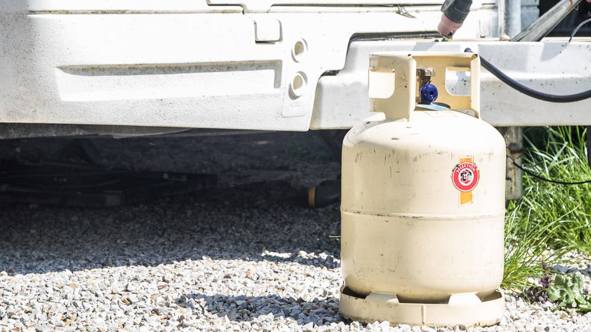 Una bombola di gas davanti a un camper in Francia