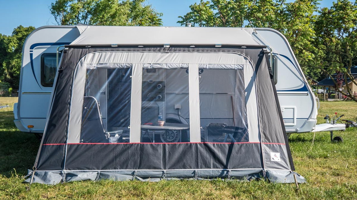 Vorzelt unwettersicher - Mit Sturmbändern abgespannt