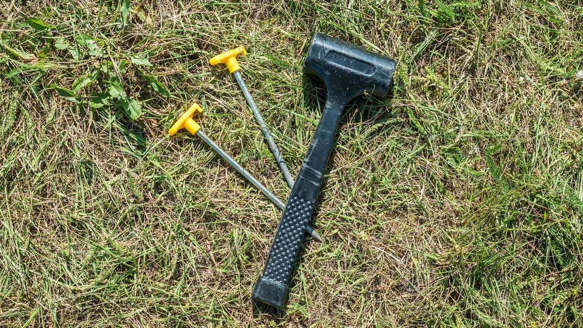Normale Zeltheringe und Gummihammer