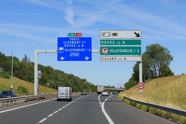 Le regole del traffico in Francia: limiti di velocità, pedaggi e particolarità per i camperisti