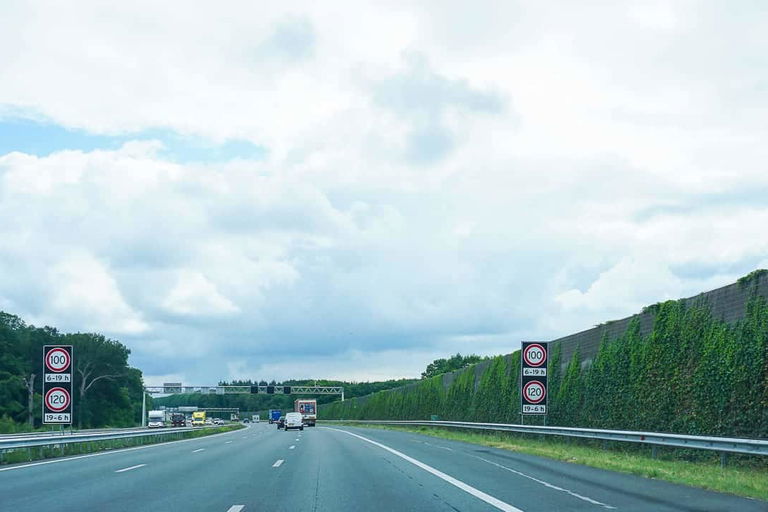 Le regole del traffico nei Paesi Bassi: Limiti di velocità, gilet di sicurezza e caratteristiche speciali per automobilisti e campeggiatori