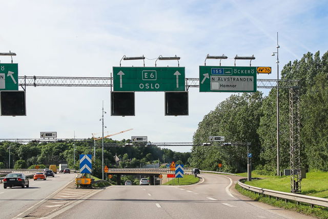 Le regole del traffico in Svezia: pedaggi, limiti di velocità, particolarità per automobilisti e campeggiatori