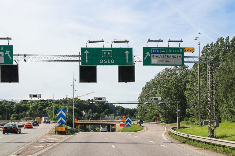 Le regole del traffico in Svezia: pedaggi, limiti di velocità, particolarità per automobilisti e campeggiatori