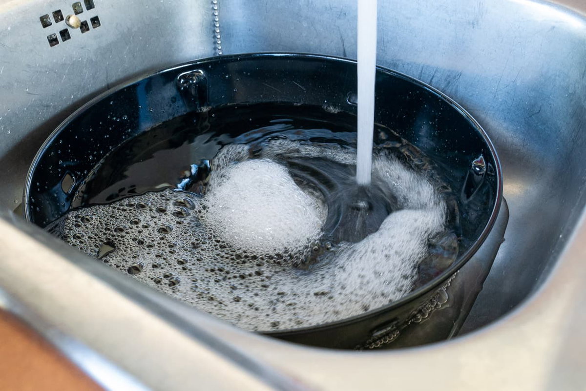 Pulire la vaschetta raccogligrasso del grill CADAC: ammollo con acqua calda e detersivo