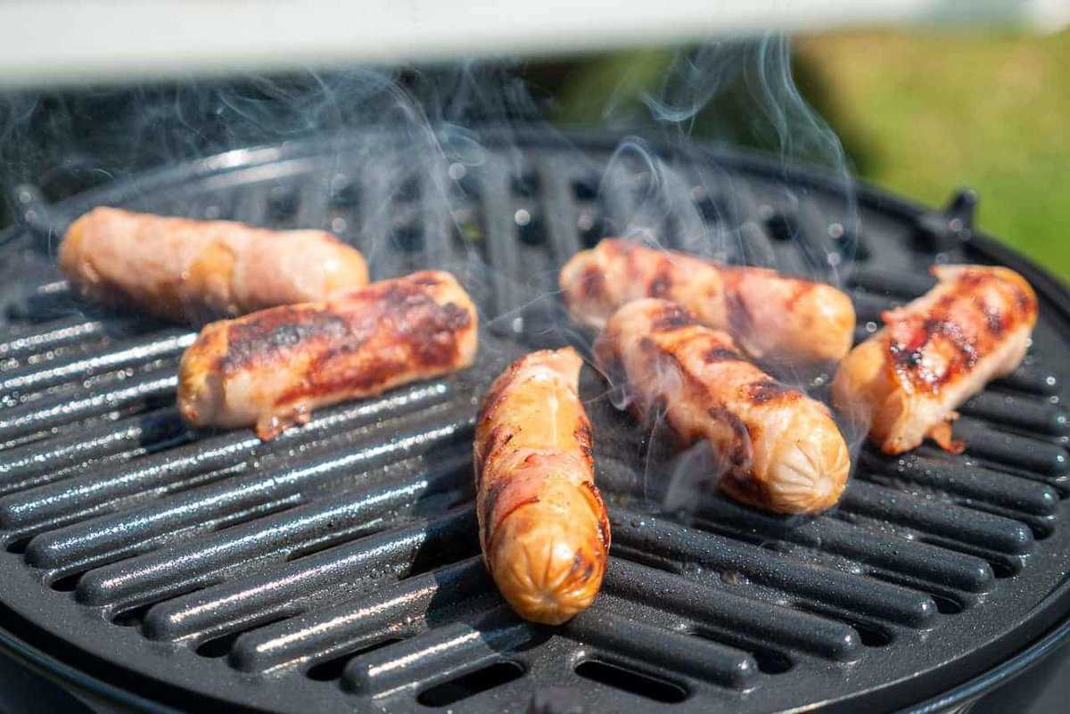 I residui bruciati di carne o salsicce spesso sono difficili da rimuovere dalla griglia.