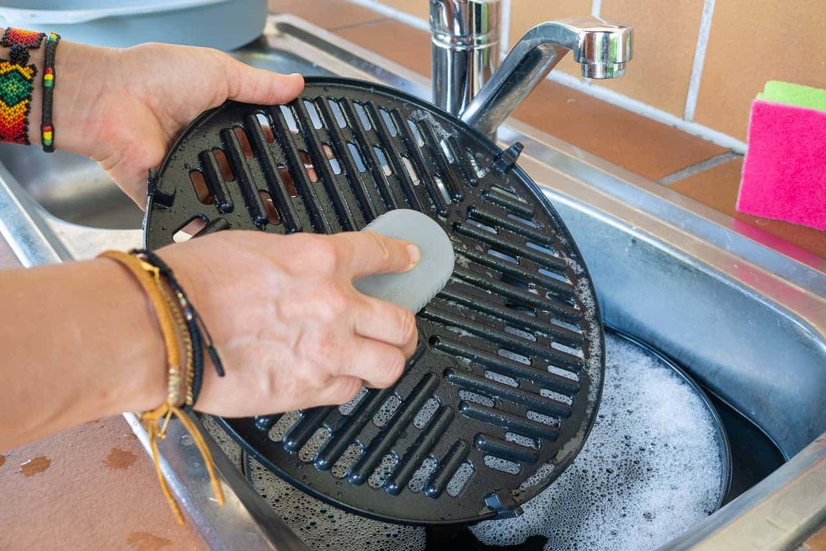Il rivestimento antiaderente CeramiCoat di CADAC va strofinato solo con spazzole morbide.