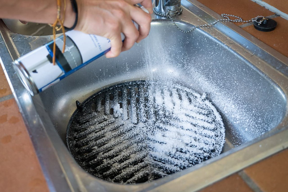 Spruzzare lo spray detergente CADAC per le macchie ostinate