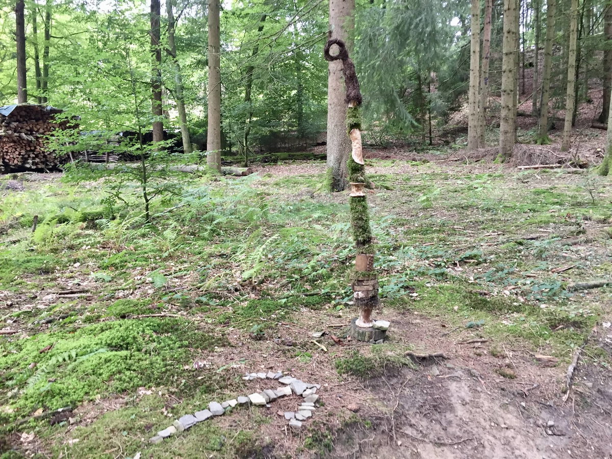 I lavori di artigianato con materiali naturali come idee di gioco per i bambini in campeggio