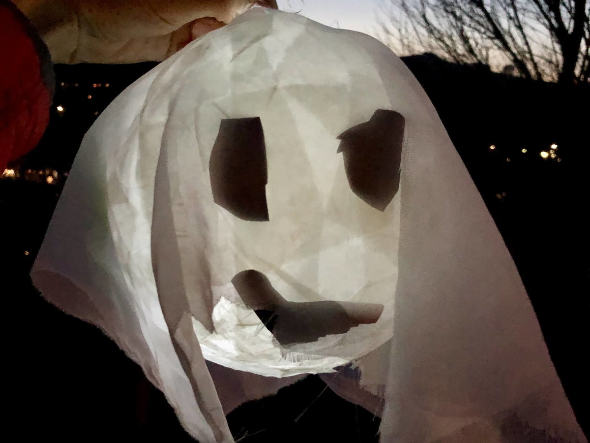 Fantasmi in un'escursione notturna con i bambini