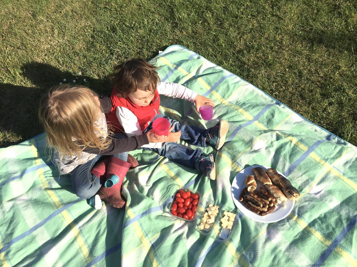 Il picnic come attività all'aperto quando si va in campeggio con i bambini
