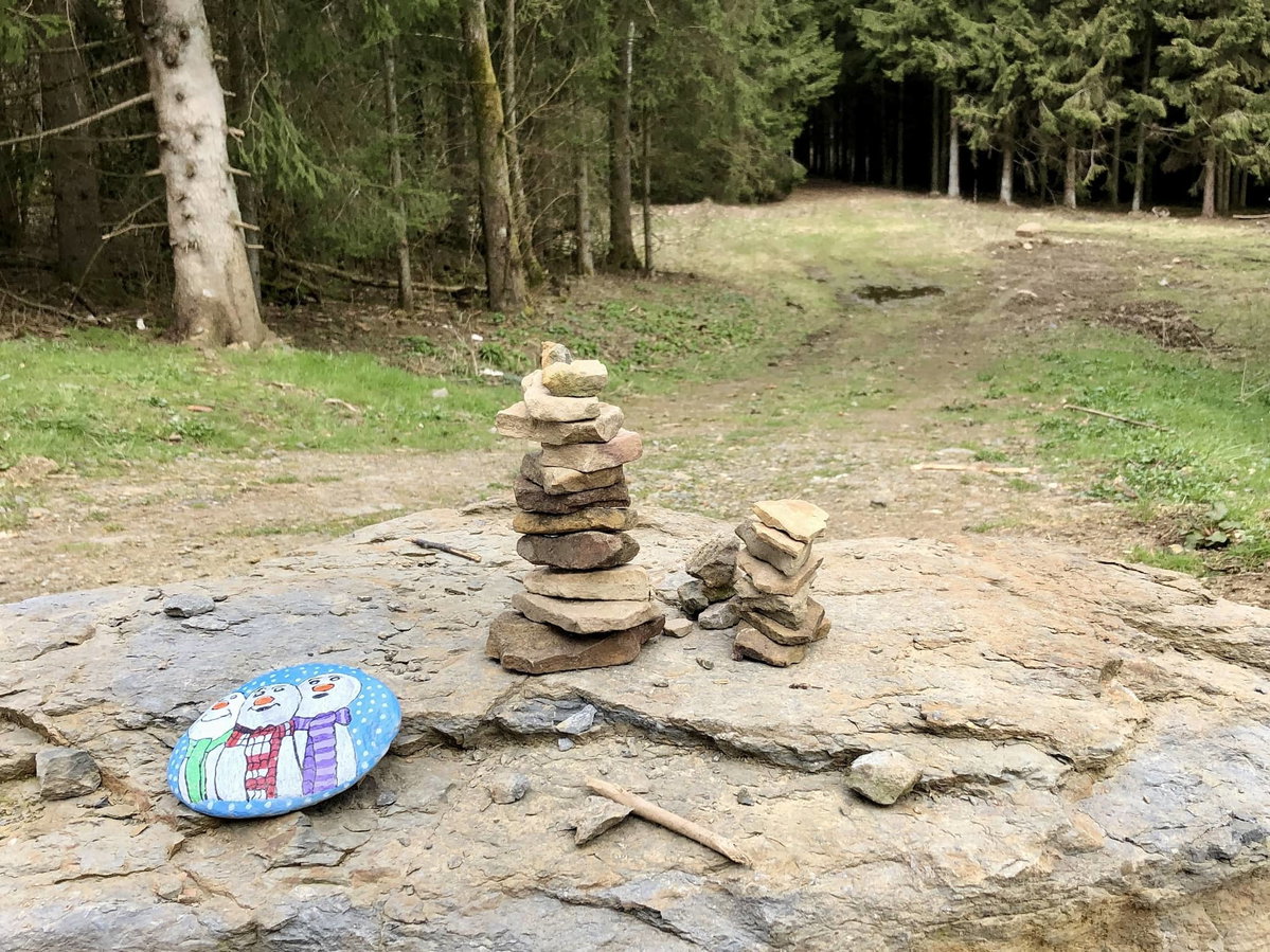 Dipingere i sassi come attività all'aperto quando si va in campeggio con i bambini