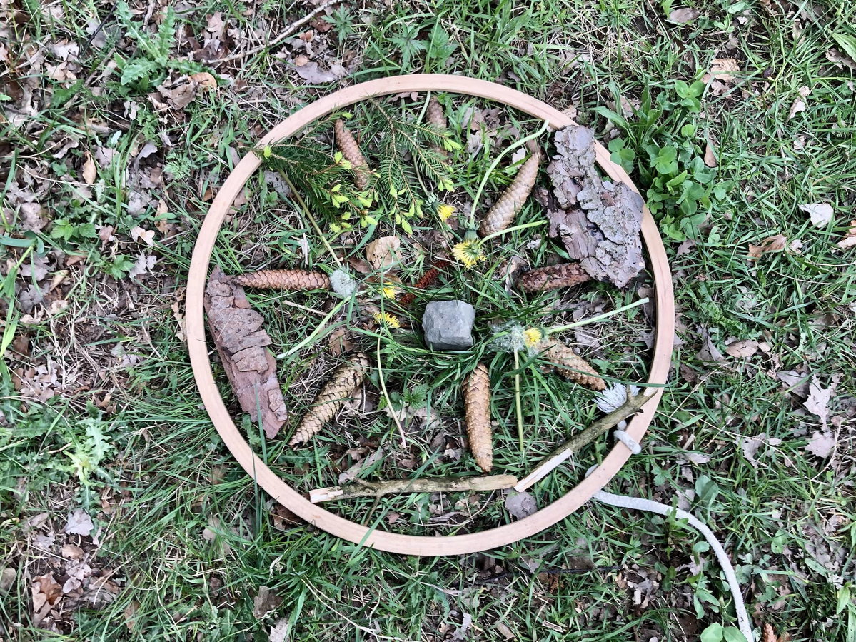 Mandala della foresta alle Olimpiadi della foresta come gioco per bambini