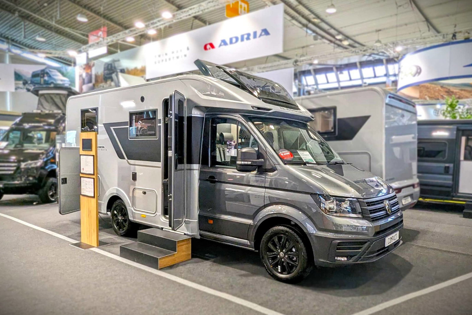 Adria Compact Max (2025) - Modello stretto e semi-integrato con un ambiente accogliente