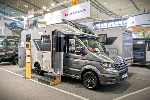 Adria Compact Max (2025) - Modello stretto e semi-integrato con un ambiente accogliente