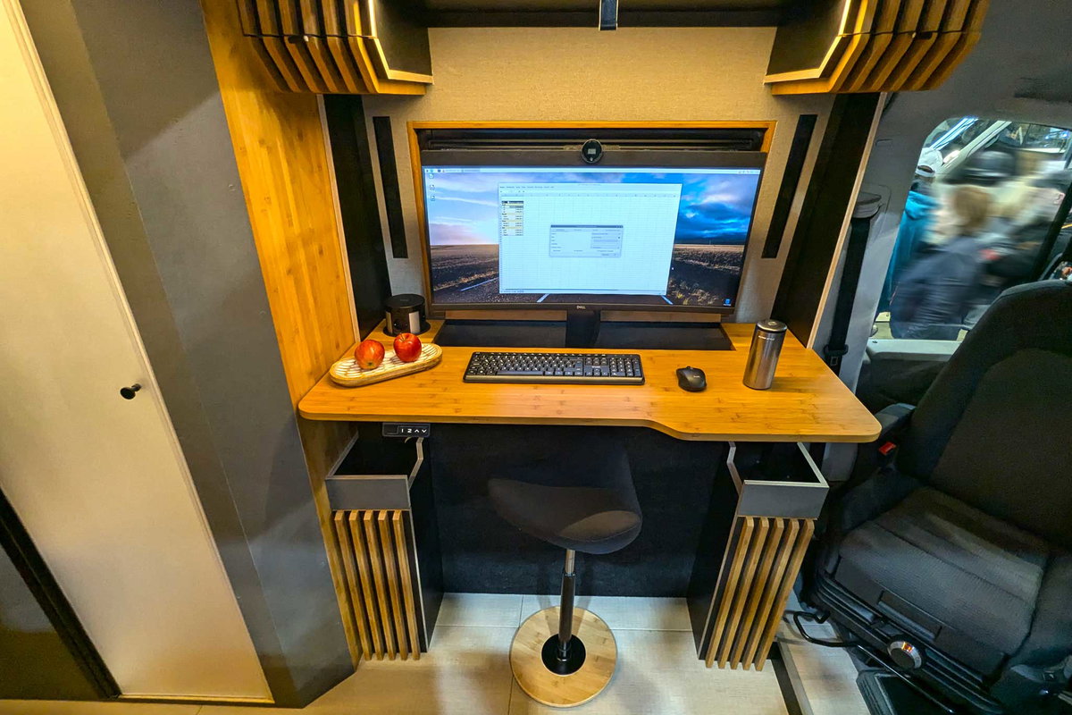 Alpine Cross Cabin Adventure Office (2025) auf der CMT 2025 - Arbeitsplatz