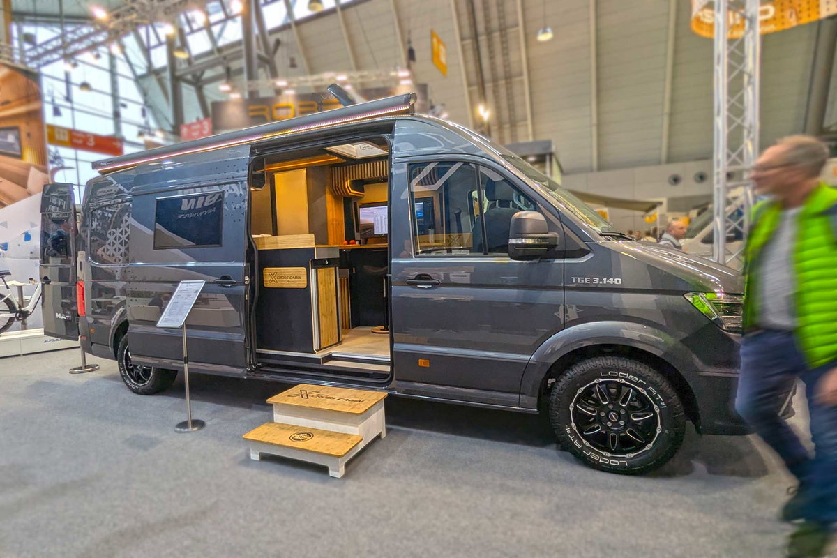 Alpine Cross Cabin Adventure Office (2026) auf der CMT 2025 - Außenansicht