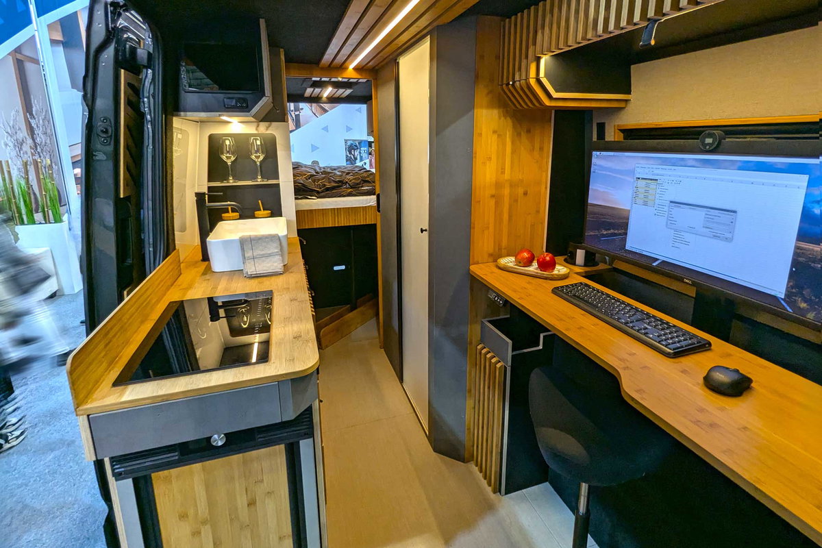 Alpine Cross Cabin Adventure Office (2025) auf der CMT 2025 - Innenansicht