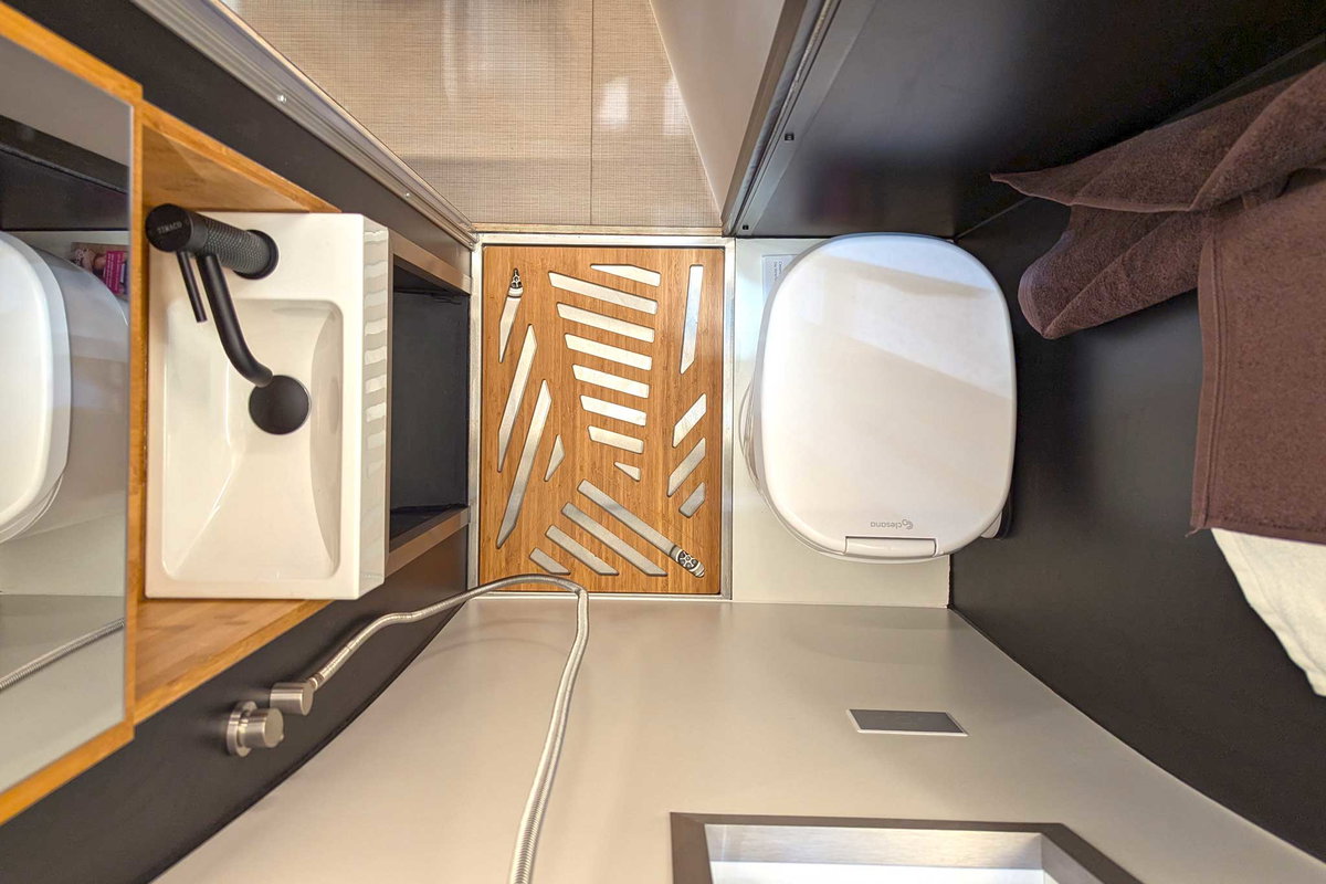 Alpine Cross Cabin Adventure Office (2026) auf der CMT 2025 - Bad