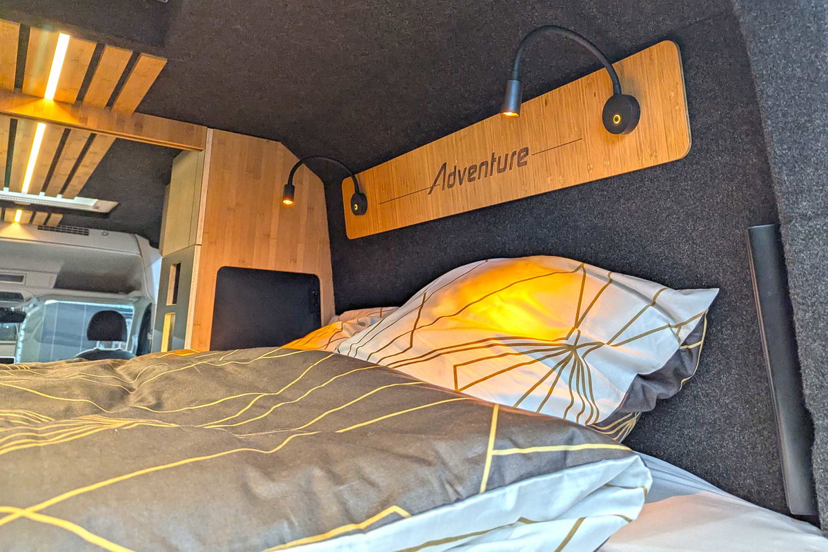 Alpine Cross Cabin Adventure Office (2026) auf der CMT 2025 - Bett mit Leseleuchten