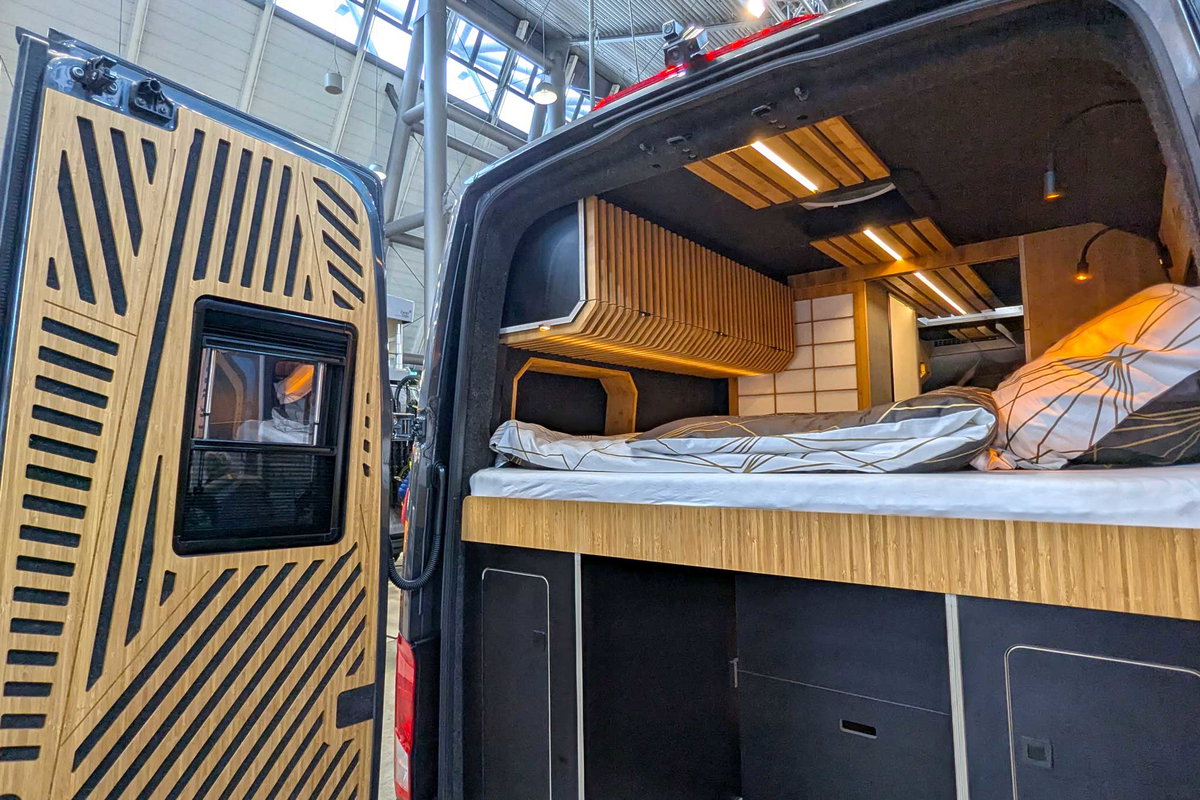 Alpine Cross Cabin Adventure Office (2026) auf der CMT 2025 - Heckansicht