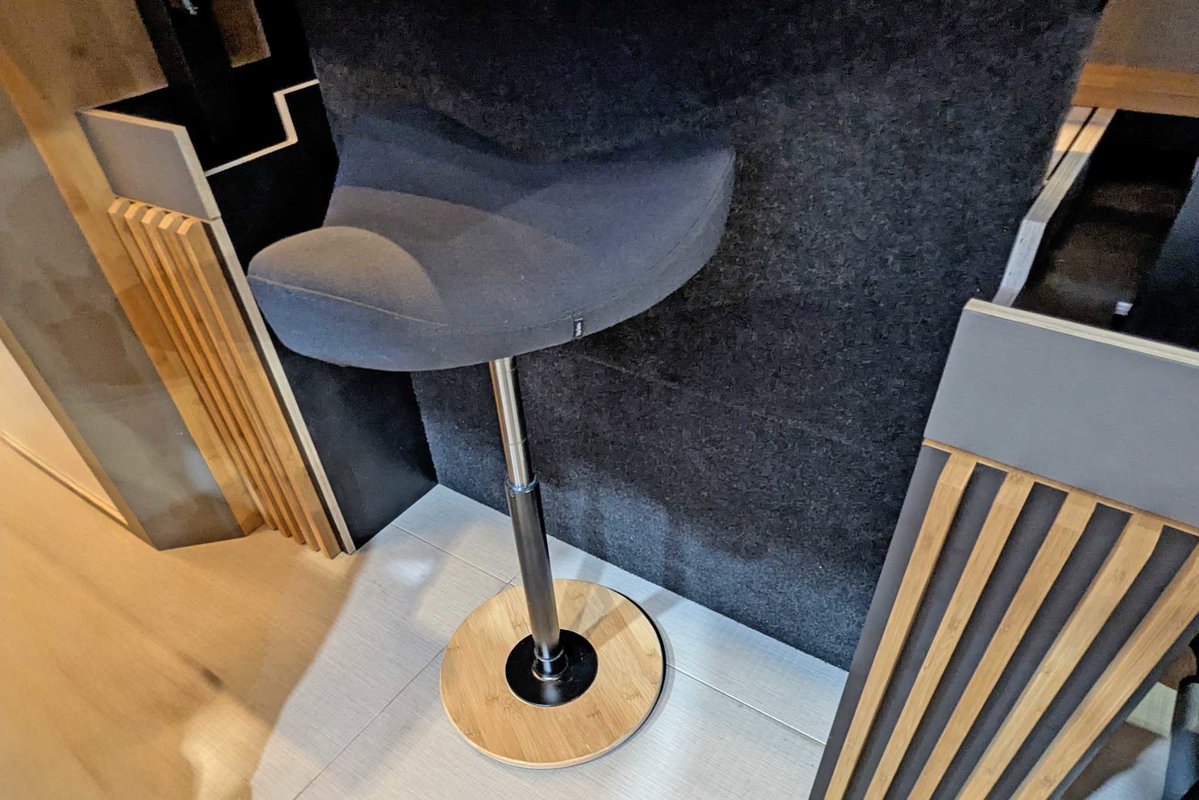 Alpine Cross Cabin Adventure Office (2026) auf der CMT 2025 - ergonomischer Hocker Varier Move