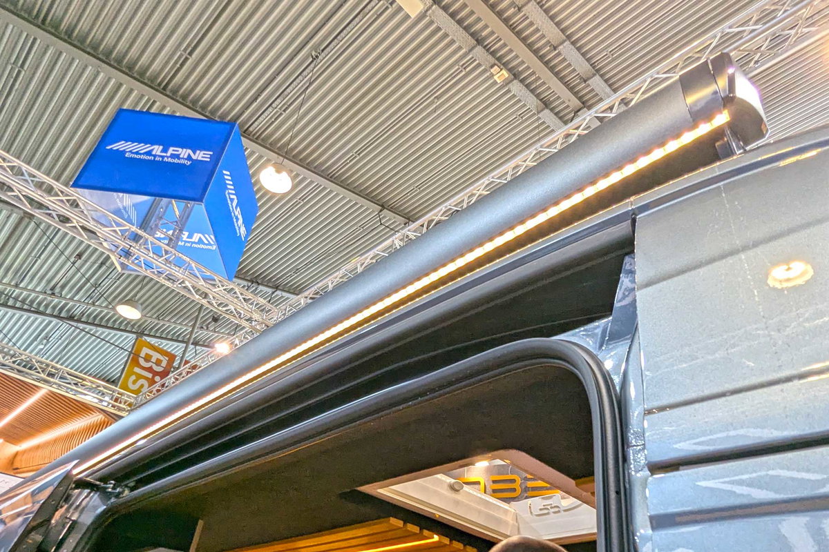 Alpine Cross Cabin Adventure Office (2026) auf der CMT 2025 - Markise mit LED-Beleuchtung