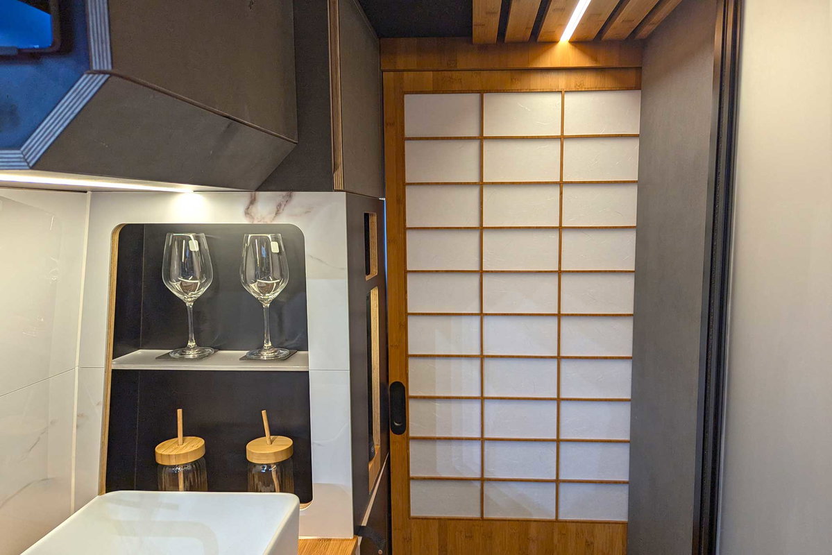 Alpine Cross Cabin Adventure Office (2026) auf der CMT 2025 - Trennwand zwischen Bett und Wohnbereich