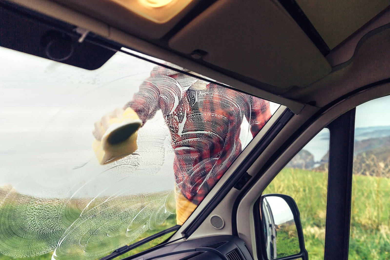 Controllo di primavera: rimettere in funzione camper e caravan dopo l'inverno (con lista di controllo gratuita)