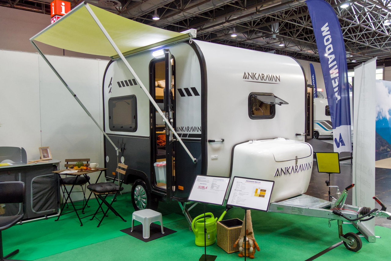 2,70 metri con doccia, bagno e 3 posti letto: questo micro-caravan è un vero prodigio di spazio