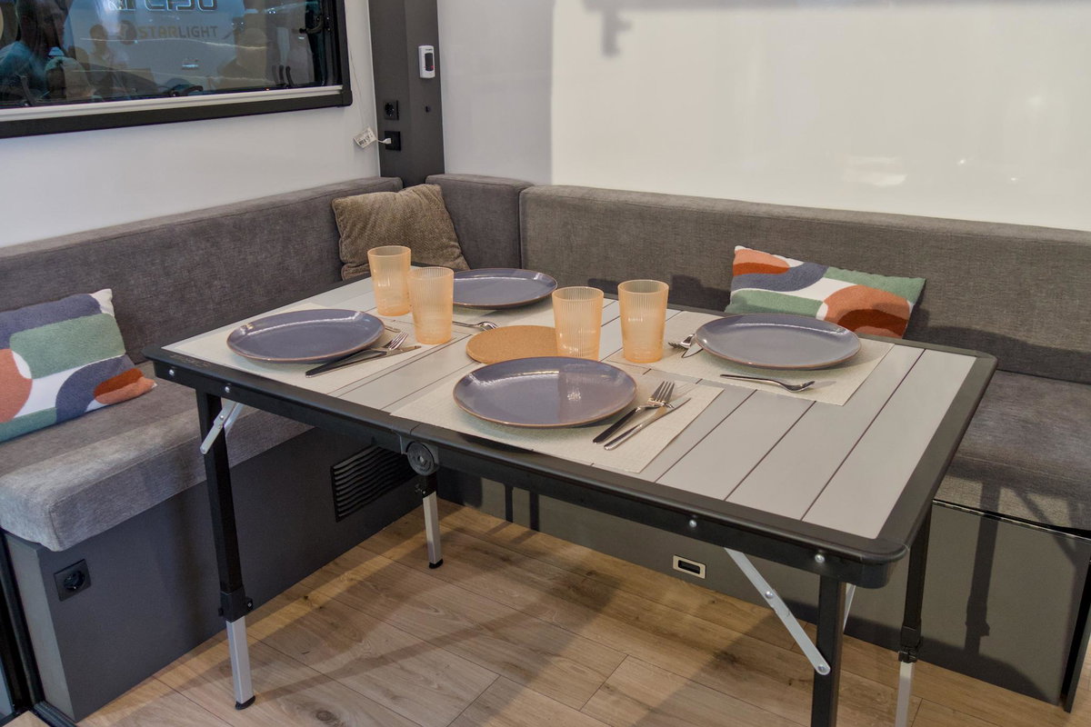 Beauer X6 auf dem Caravan Salon 2026: Sitzgruppe.