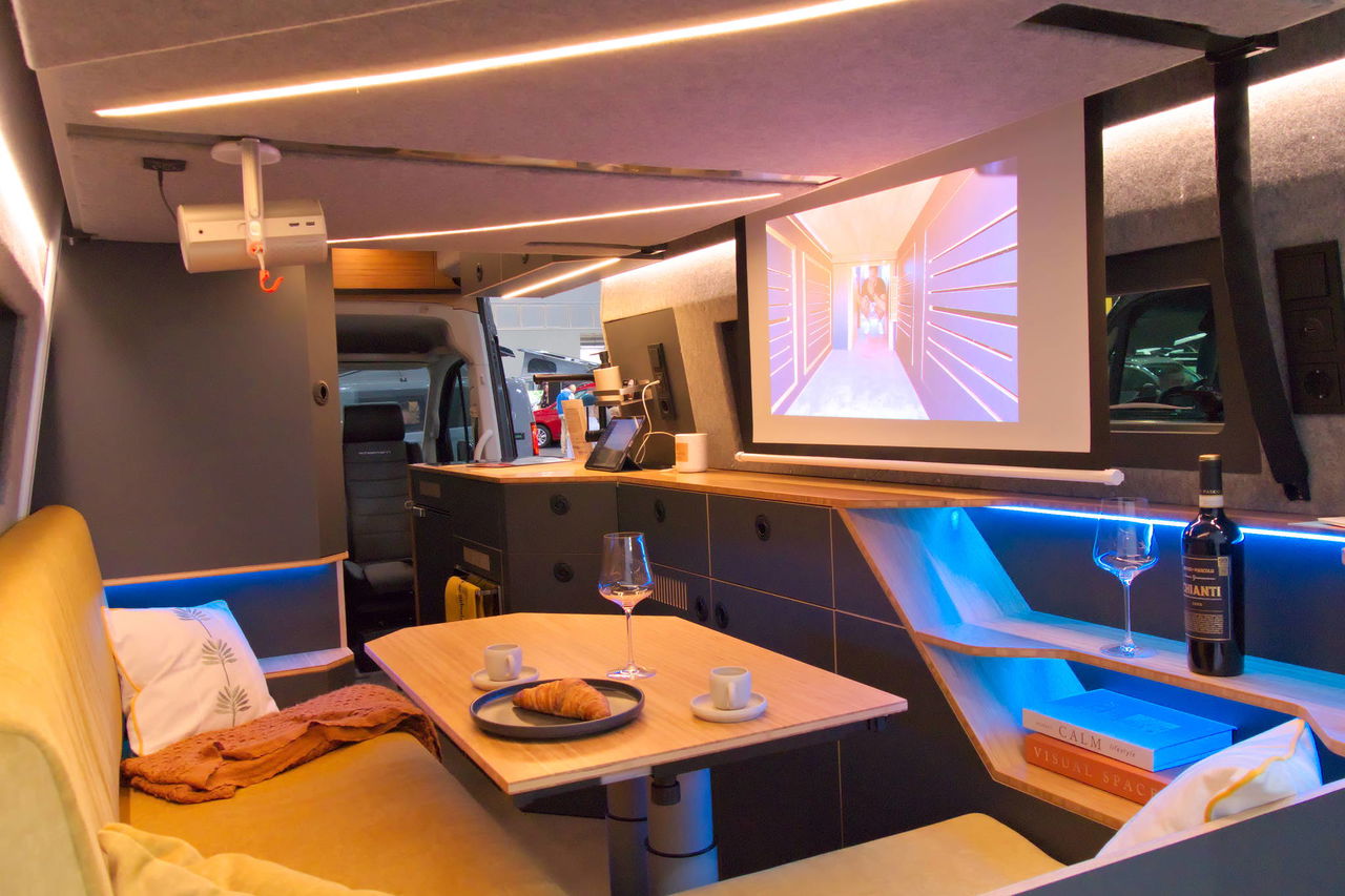 Doccia infinita, proiettore, bagno-armadio e letto posteriore: cosa c'è dentro un camper da 300.000€?