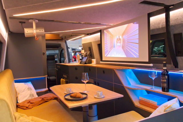 Doccia infinita, proiettore, bagno-armadio e letto posteriore: cosa c'è dentro un camper da 300.000€?
