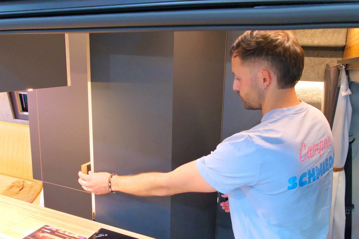 Camper Schmiede auf dem Caravan Salon 2026: Stauraum und Duschkabine.