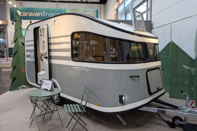 4,30 metri, 4 posti letto e senza gas a bordo: cosa sa fare la caravan compatta Carpento 430?