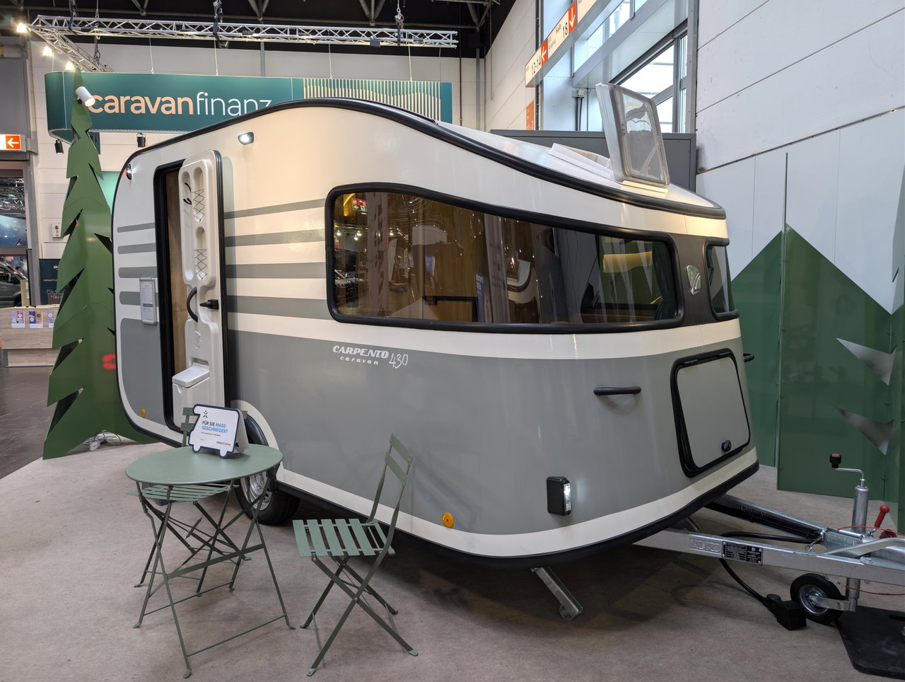 4,30 metri, 4 posti letto e senza gas a bordo: cosa sa fare la caravan compatta Carpento 430?