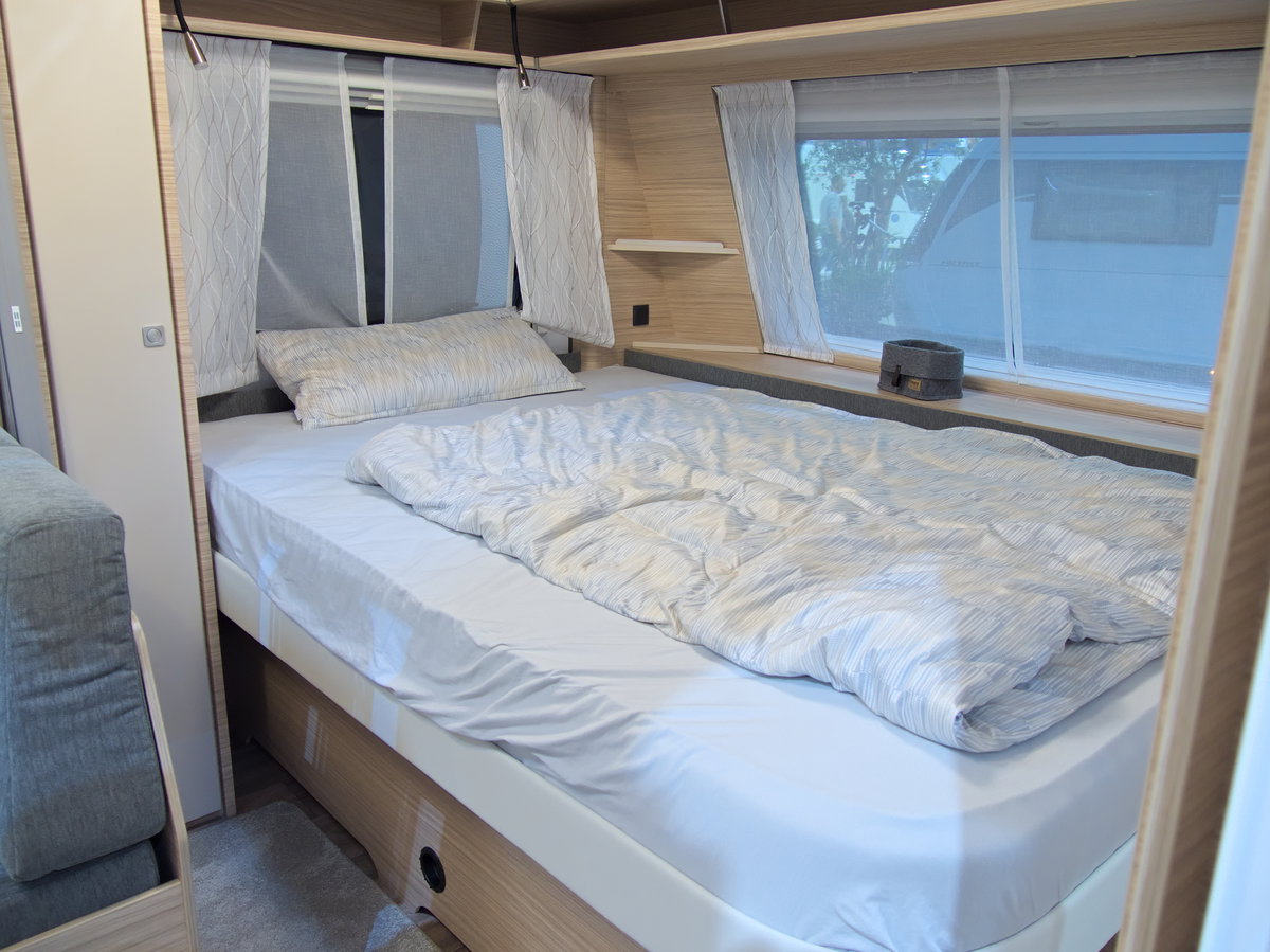Fendt Bianco Activ 560 SKM (2027) al Caravan Salon 2026: letto matrimoniale alla francese.