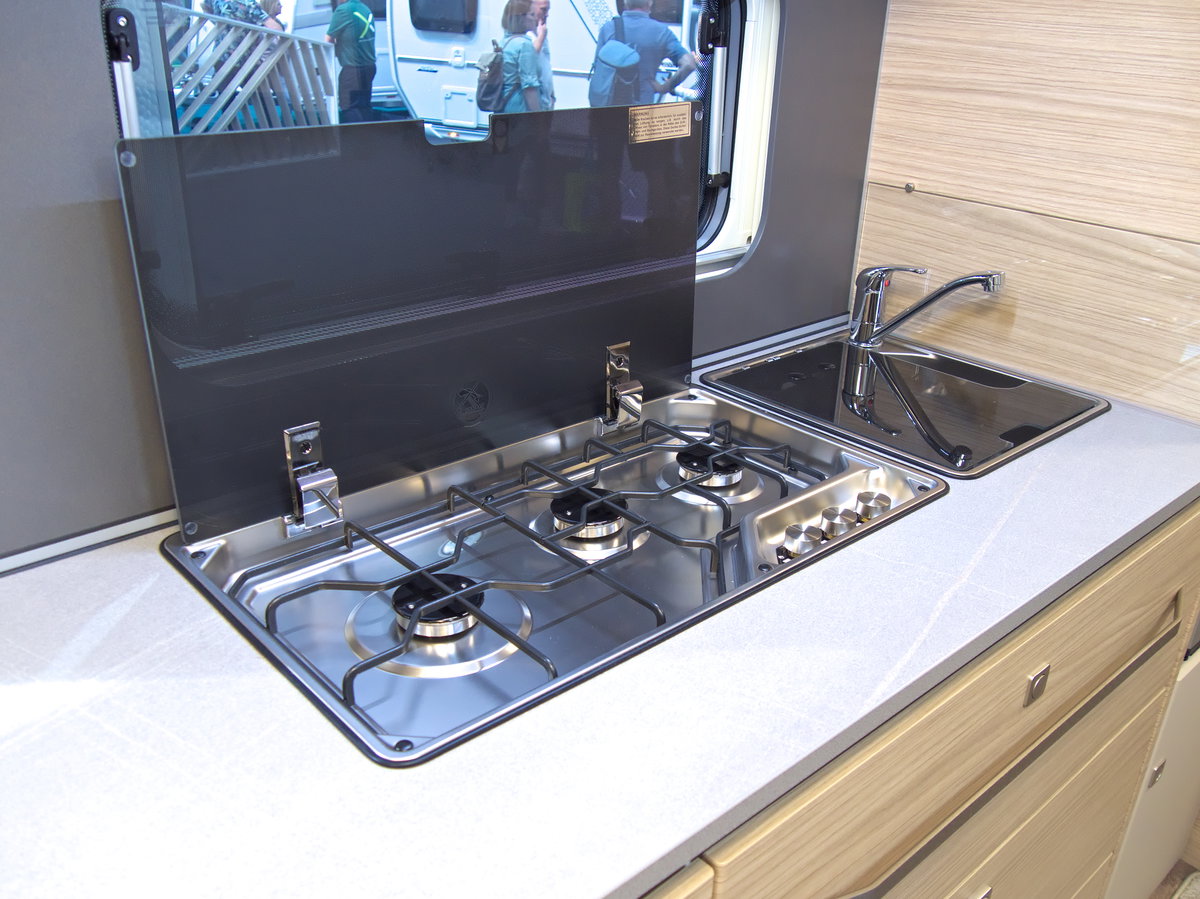 Fendt Bianco Activ 560 SKM (2027) auf dem Caravan Salon 2026: Spüle und 3-flammiger Herd.
