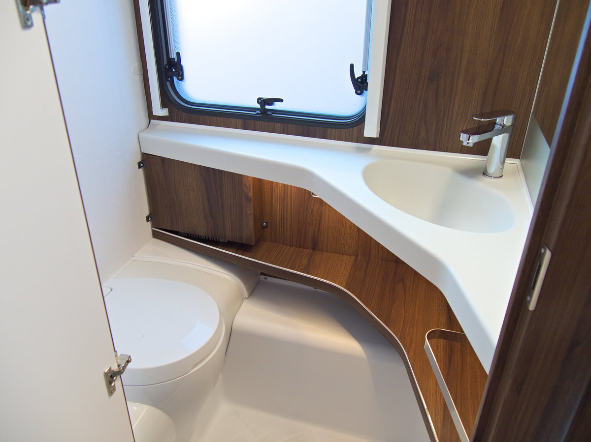 Fendt Diamant 560 SGW auf dem Caravan Salon 2026: Toilette und Waschbecken im Bad.