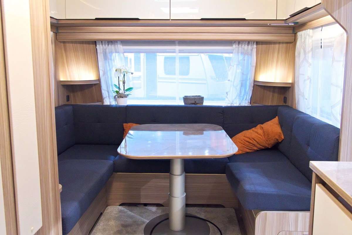 Fendt Tendenza 560 SFDW al Caravan Salon 2026: dinette spaziosa nella zona anteriore.