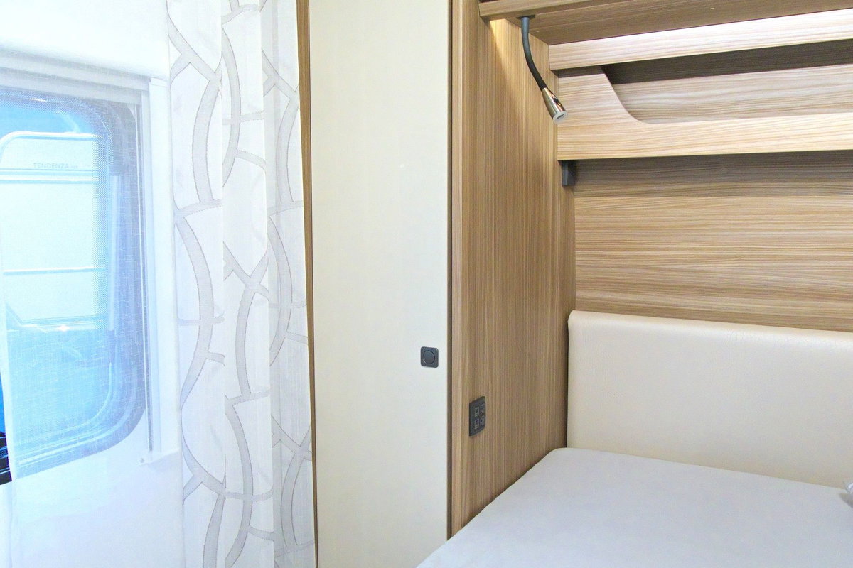 Fendt Tendenza 560 SFDW auf dem Caravan Salon 2026: Stauraum neben dem Bett.