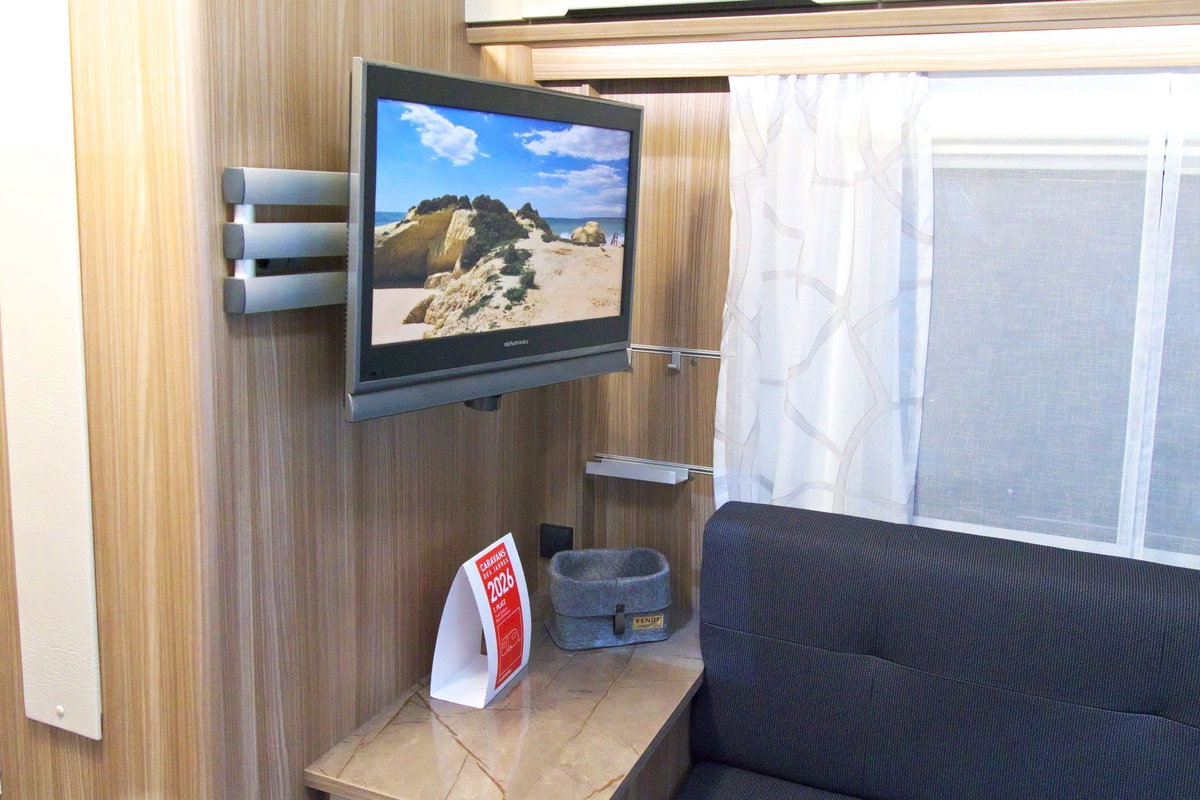 Fendt Tendenza 560 SFDW al Caravan Salon 2026: televisore all'angolo living.