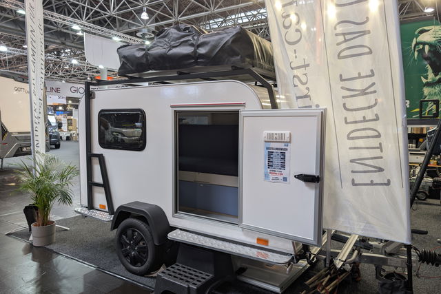 299 chili di peso a vuoto e una cucina sotto il divano: questo mini caravan lo personalizzi come vuoi