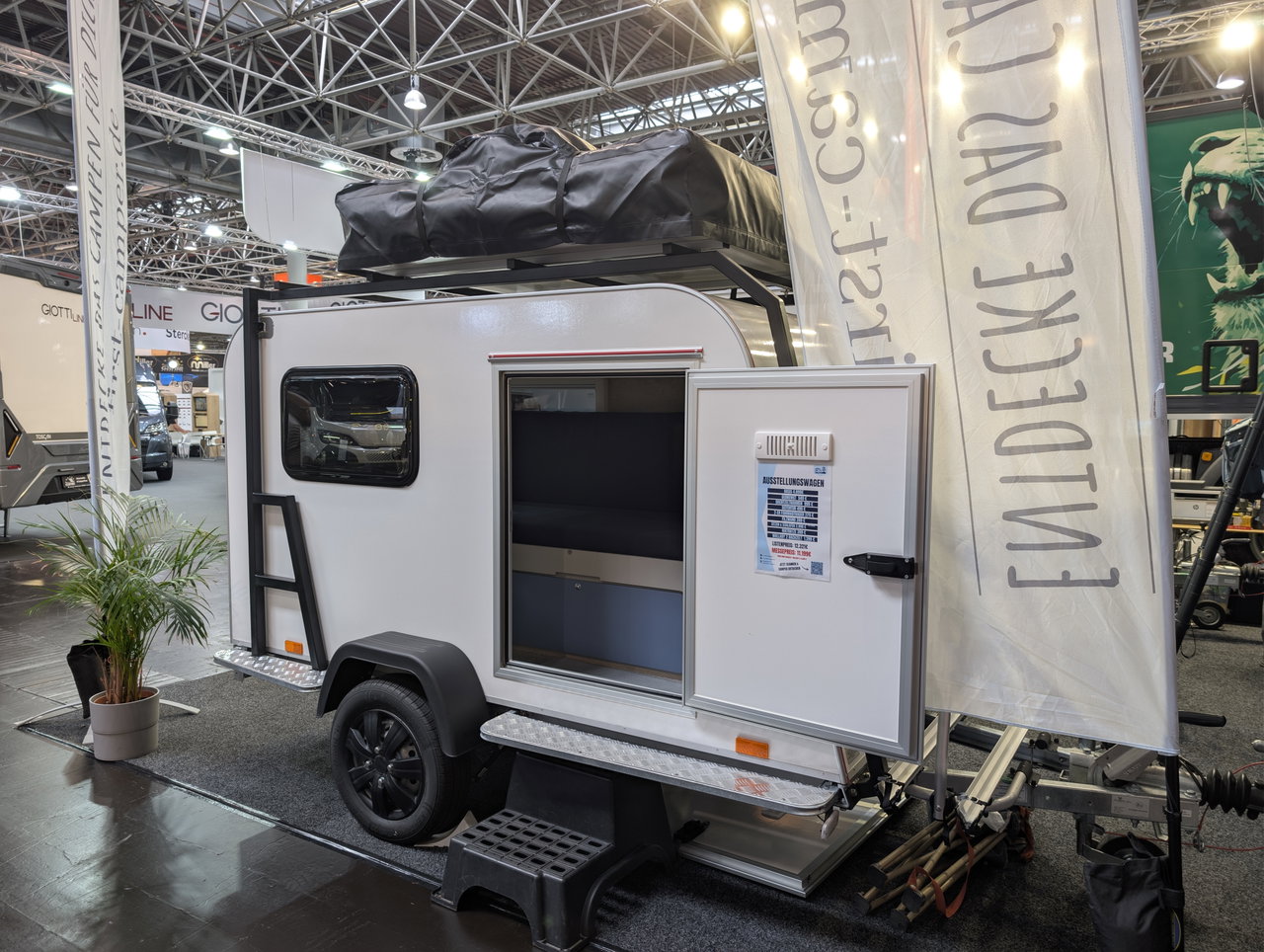299 chili di peso a vuoto e una cucina sotto il divano: questo mini caravan lo personalizzi come vuoi