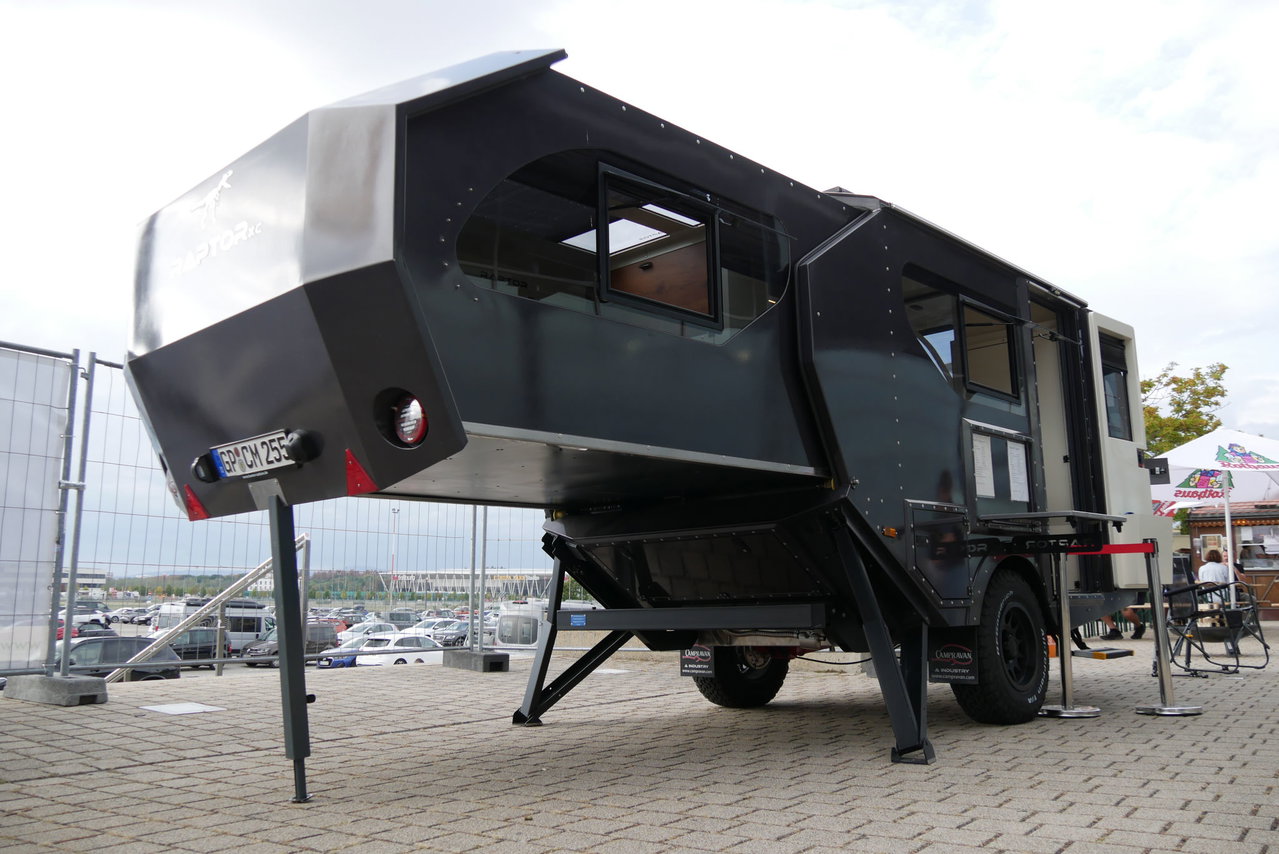 Raptor XC (3. Gen.) auf der Caravan live 2026 in Freiburg: Außenansicht.