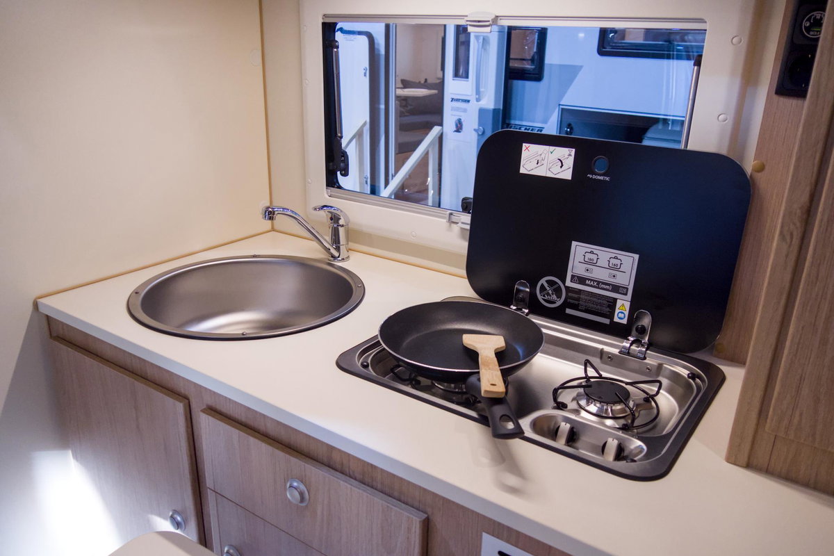 Tischer 200 Superlight auf dem Caravan Salon 2026: Küchenmodul mit Spüle und Herd.
