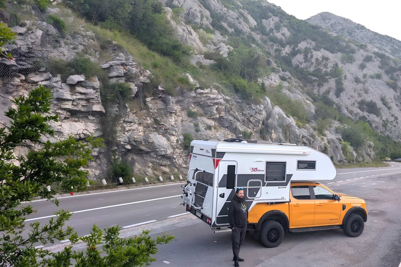 Pick-up invece del camper: come un'azienda artigianale costruisce da 50 anni celle abitative per camper fuoristrada
